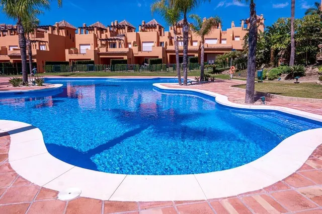 Casa adosada con vistas al mar en Atalaya Golf - foto 2