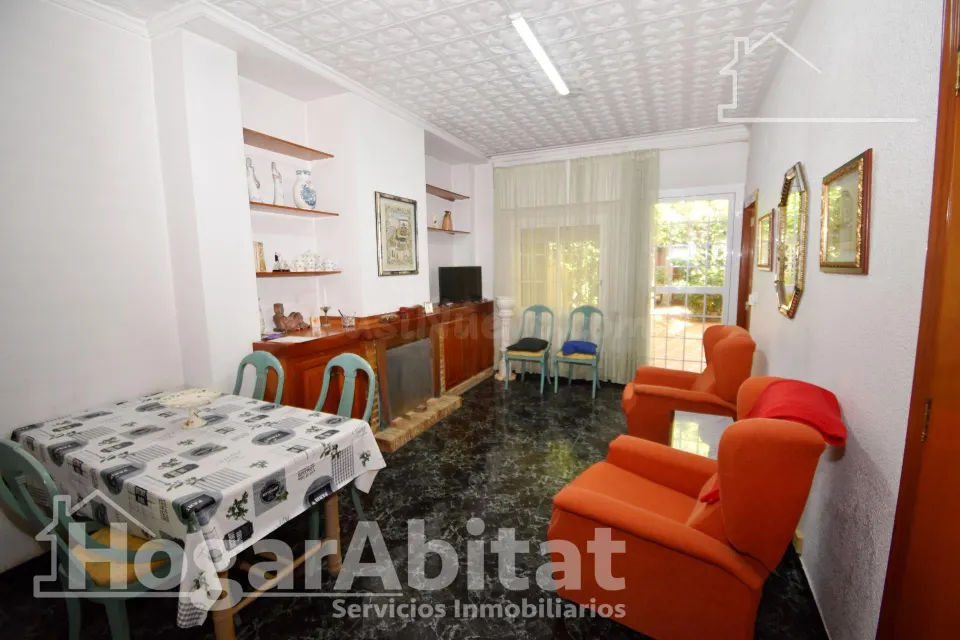 MAGNÍFICA CASA CON DOS VIVIENDAS INDEPENDIENTES Y TERRAZA, CERCA DEL CENTRO