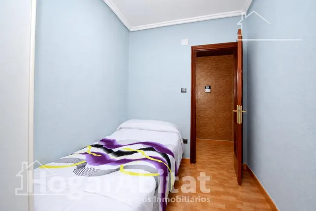 Luz natural y amplitud en este piso esquinero con dos balcones, ascensor y trastero a 100 metros de la playa — 16