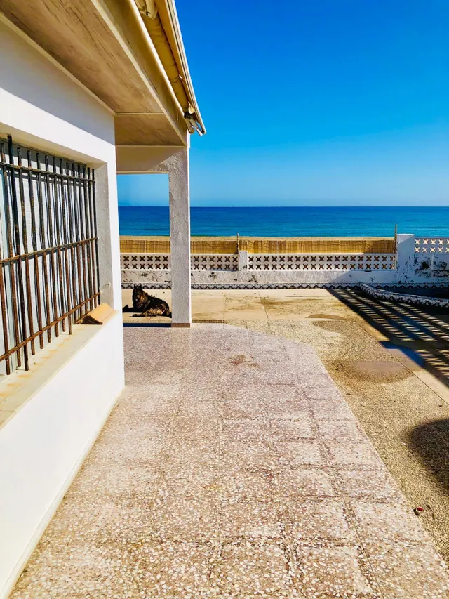 Villa en Guardamar. Primera línea con acceso directo a la playa — 5