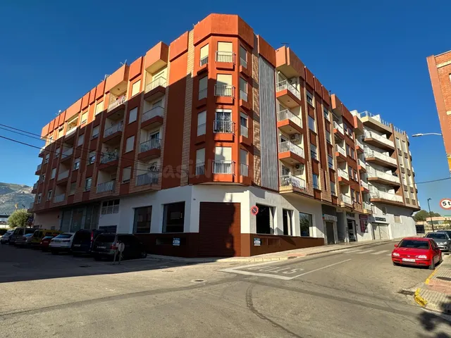 Gran local comercial con vistas al Paseo Cervantes de Pego — 2