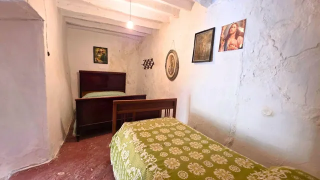 ¿Buscas espacio sin límites? 400 m2 de puro potencial en el corazón de Uleila. — 27