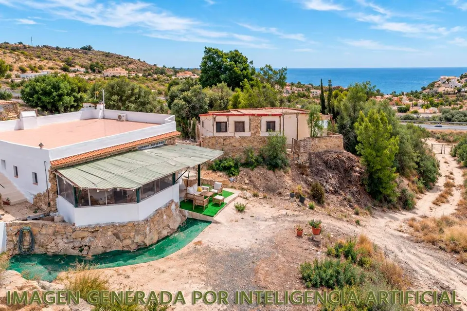 "Carácter rústico junto al mar, tu chalet para reinventar."