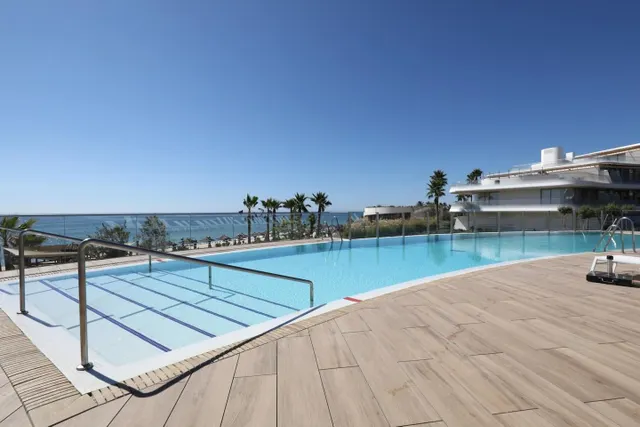 Apartamento de 2 dormitorios con vistas al mar en Estepona — 35