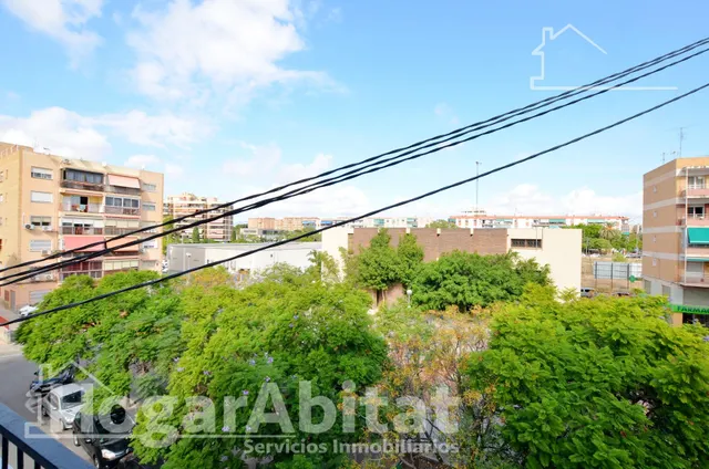 ¡En buena zona! Amplio, moderno y esquinero con gran balcón de buenas vistas — 12
