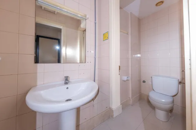 Local comercial de 200 m2 en Rafael Cabrera – Gran visibilidad y salida a dos calles — 12