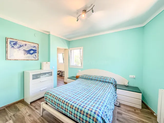 Casa a 150 metros del mar con terraza, garaje y 4 plazas de  - foto 5