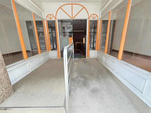 Amplio local comercial en zona de paso — 31