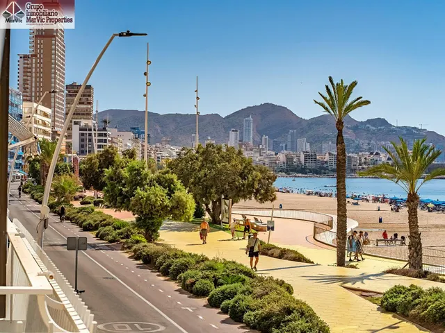 Luminoso piso de 2 dormitorios en playa de poniente, Benidorm — 13