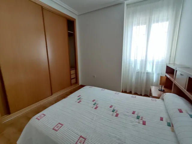 Piso seminuevo con cuatro amplios dormitorios, dos baños completos, garaje, trastero y piscina comun — 13