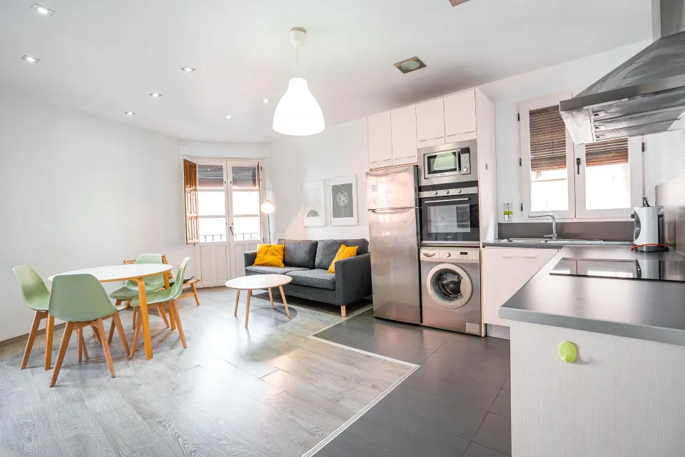Realejo. Bonito piso amueblado con 2 dormitorios, salón-cocina y baño. Aire acondicionado.
