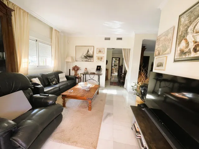 Villa en venta en Nueva Andalucía, Marbella, con vistas al mar y cerca de Puerto Banús — 23