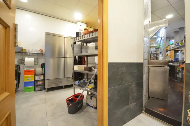 Negocio de restaurante-bar en funcionamiento en local esquinero de 402 m2 — 17