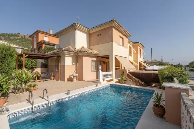 EXCLUSIVA VIVIENDA CON PISCINA PRIVADA EN URBANIZACIÓN "EL TORREÓN" EN ALBOLOTE. — 45