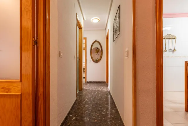 Piso de 3 dormitorios en Puerto de Estepona a 100 metros del paseo maritimo. — 17