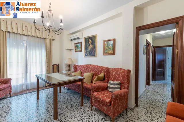 Piso de 3 dormitorios en calle milán, zaidín | muy luminoso y con gran potencial — 2