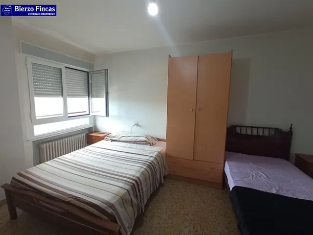 SE VENDE AMPLIO PISO EN PONFERRADA — 24