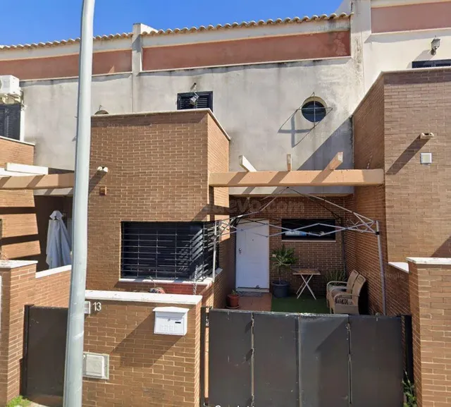 SE VENDE CASA ADOSADA OKUPADA EN C/ CaÑ±ada De Los Negreros 