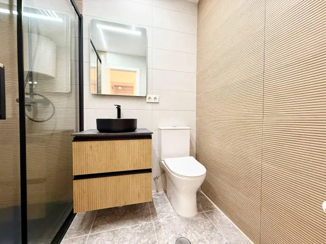 Apartamento reformado de 2 dormitorios en primera línea de Playa del Cura con vistas laterales al mar — 36