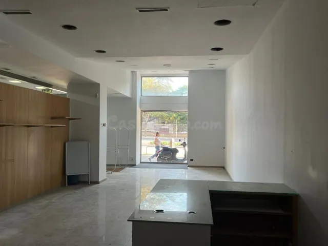 ¡ESPECTACULAR LOCAL COMERCIAL EN EL CORAZON DE VIGO! - foto 2