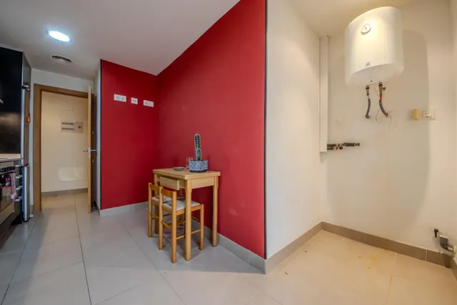 Vivienda construida en 2009, ubicada en zona tranquila residencial de Els Pallaresos. — 20