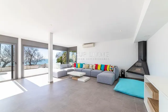 CASA EN PRIMERA LINEA DE MAR — 4