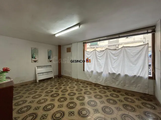 LOCAL COMERCIAL CÉNTRICO CON OCHO ESCAPARATES — 2