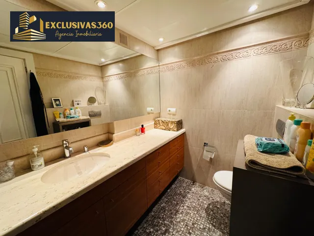 Piso de lujo en primera línea de playa Levante con 3 habitaciones y 2 baños. Exclusivas360 Benidorm — 35