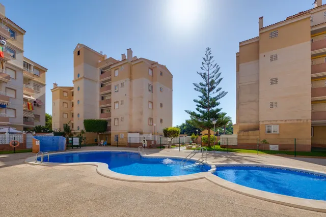 Apartamento 2 dormitorios con orientación sur y piscina comunitaria. — 23