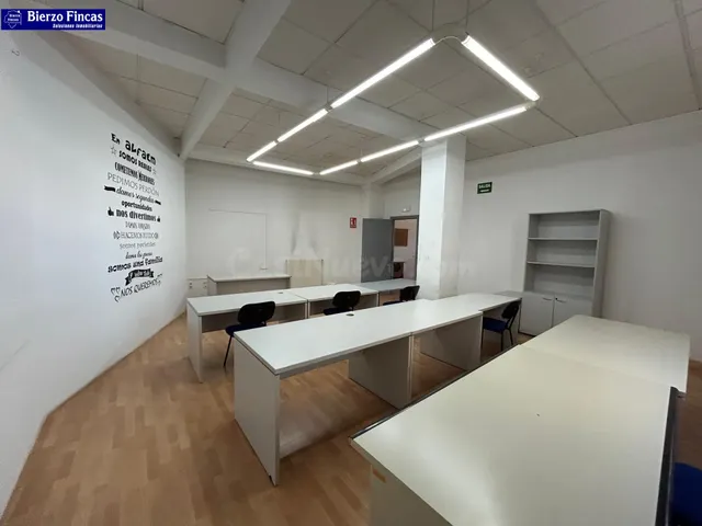 SE ALQUILA LOCAL COMERCIAL EN PONFERRADA - foto 2
