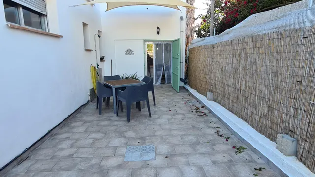 Chalet de 71 m2 con terraza y piscina a muy pocos metros de la playa — 12