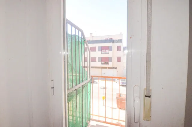 Urbis te ofrece un piso y estudio en venta en zona Salas Bajas, Salamanca. — 24