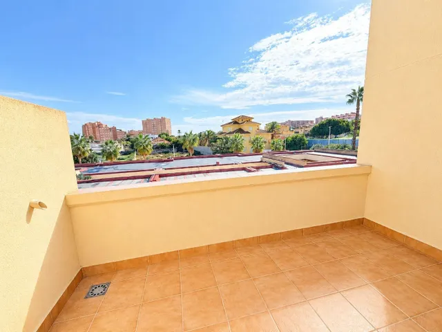Apartamento en la Urbanización Alisios, situada en el kilómetro 4 de La Manga del Mar Menor. — 2