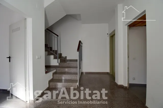 ¡GRAN OPORTUNIDAD! PAREADO REFORMADO, EXTERIOR CON TERRAZA Y ASCENSOR — 50