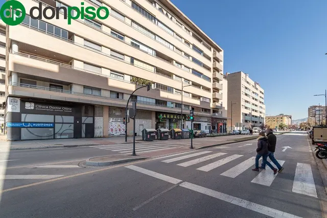 Fantástico Local en el Campus de la Salud. — 10