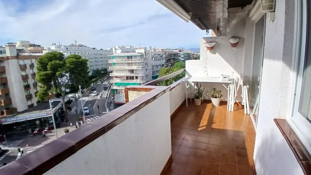 Espectacular Ático Esquinero con Licencia Turística, Plaza de Parking y piscina comunitaria. — 2