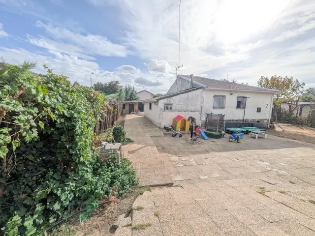 CHALET CON PISCINA EN URBANIZACIÓN — 36