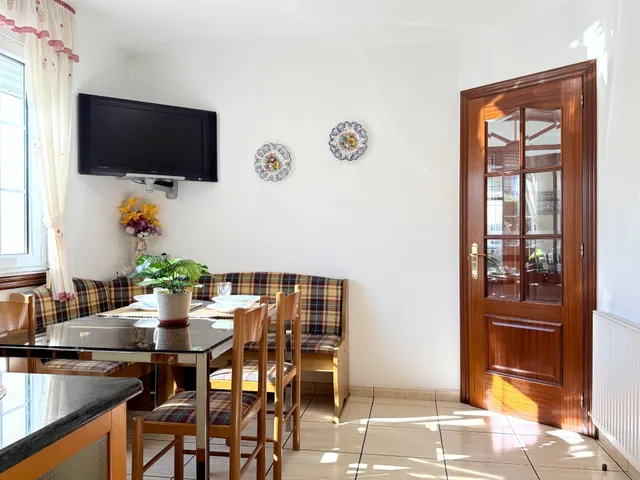 Casa con cuatro dormitorios, terrazas y amplio garaje en Oleiros — 26