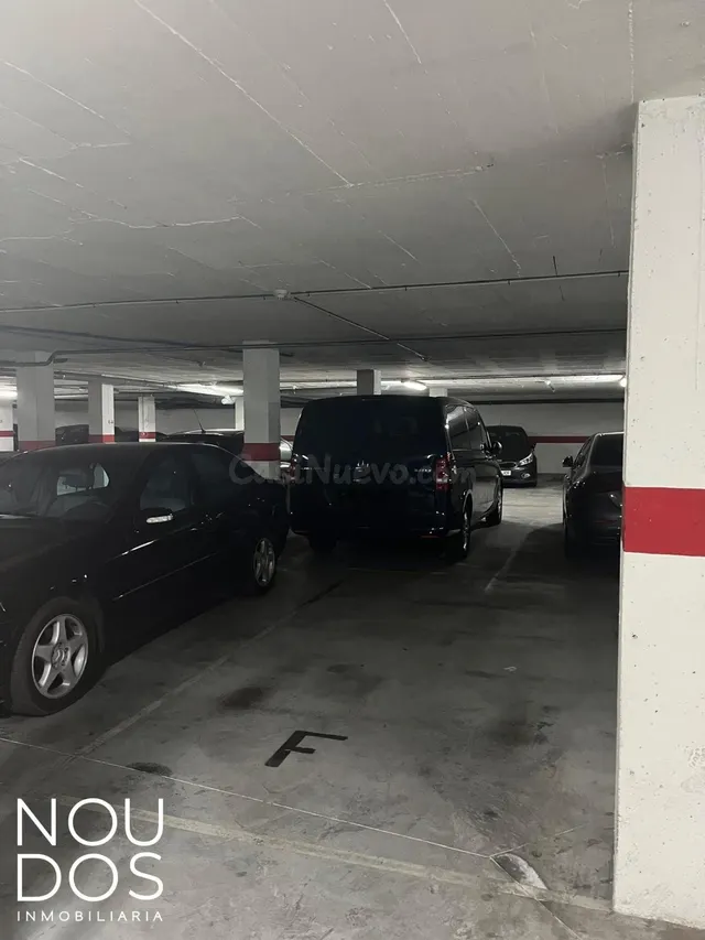 Plaza de aparcamiento para coche grande en Ciudad Jardín.