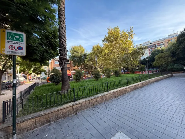 Piso en buena zona,  metro amistat, muy luminoso, a poca distancia de las universidades. — 22