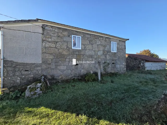 CASA reformada, con finca llana 3.300 m2 a 10 km. XINZO DE LIMIA. — 22