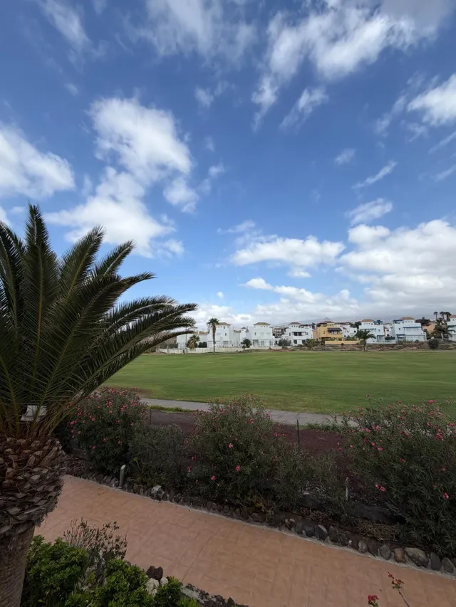 Apartamento reformado con terraza y vistas al golf en Amaril - foto 3
