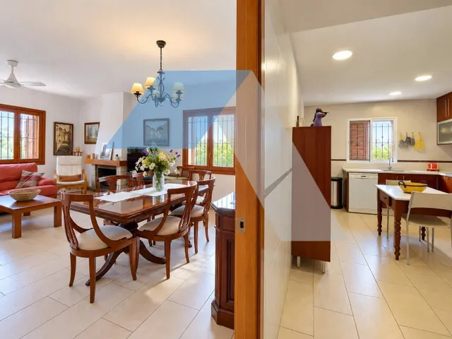 Chalet en parcela urbana con piscina privada en san vicente del raspeig — 11