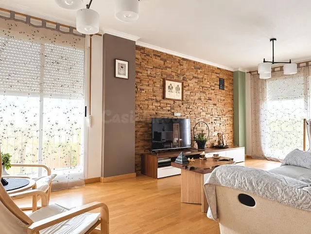 Piso luminoso de 4 habitaciones con balcón y ascensor en Aldaia — 2