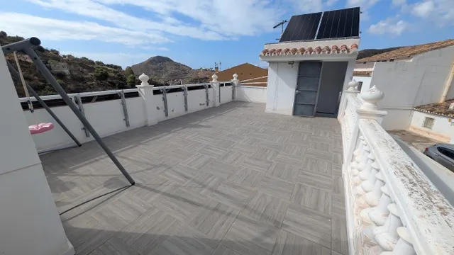 Casa rústica con terrazas y vistas a la montaña en Totalán — 25