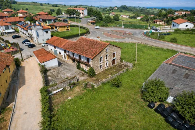 CONJUNTO DE EDIFICACIONES CON TERRENO URBANO EN LA REVILLA. — 33