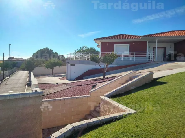 CHALET  INDEPENDIENTE EN URBANIZACION DE VILLAMAYOR — 24