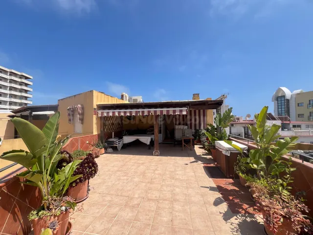 Ático dúplex con gran terraza, garaje amplio y a pie de play - foto 2