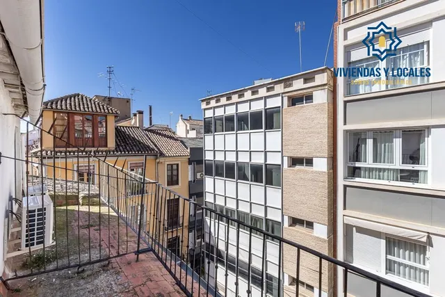 Edificio junto a Plaza Bib-rambla. — 27