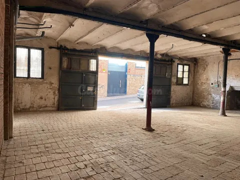Ampli Magatzem de 215 m2 amb gran accés per a vehicles al Rec d’Igualada